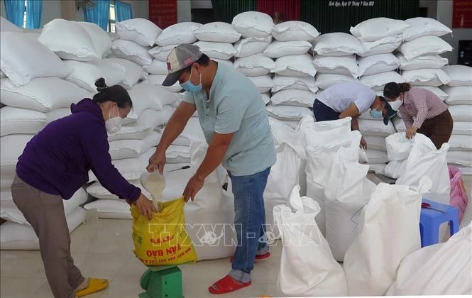 Tổ chức xuất, cấp gạo cho người dân gặp khó khăn tại xã Bình Ngọc, thành phố Tuy Hòa (Phú Yên). Ảnh: Xuân Triệu - TTXVN 