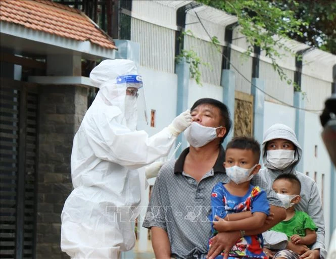 Lấy mẫu xét nghiệm sàng lọc cho người dân thành phố Buôn Ma Thuột. Ảnh: Tuấn Anh – TTXVN 