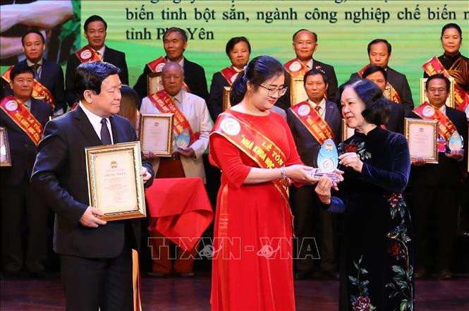 Tiến sỹ Nguyễn Thị Trúc Mai nhận Bằng khen và biểu trưng tại Lễ tôn vinh "Nhà Khoa học của nhà nông lần thứ ba - năm 2020" . Ảnh: TTXVN 