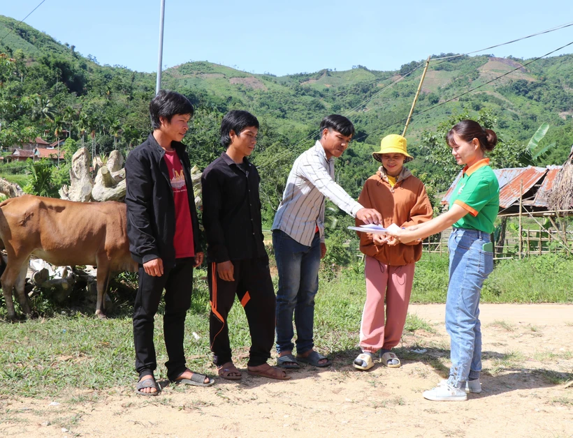 Trao "cần câu" giúp đồng bào vùng núi Quảng Ngãi giảm nghèo bền vững