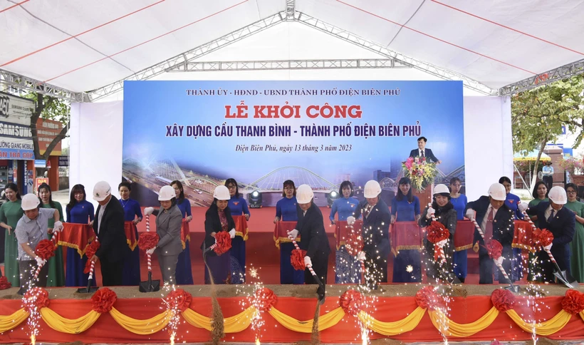 Các đại biểu thực hiện nghi thức khởi công xây dựng cầu Thanh Bình. Ảnh: Xuân Tư – TTXVN 