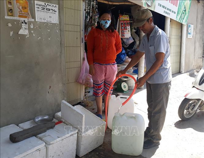 Cuộc sống đảo lộn vì thiếu nước sạch trong mùa khô hạn 2020. Ảnh: Nguyễn Thành – TTXVN
