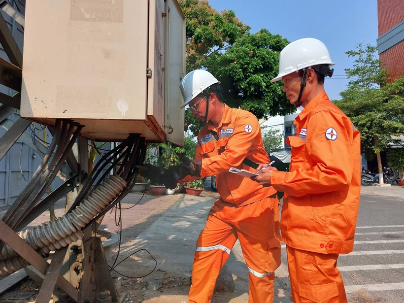 Điện lực tiến hành kiểm tra các thiết bị trên lưới điện, trạm điện nhằm đảm bảo cấp điện phục vụ trên địa bàn tỉnh Ảnh: Khoa Chương - TTXVN 