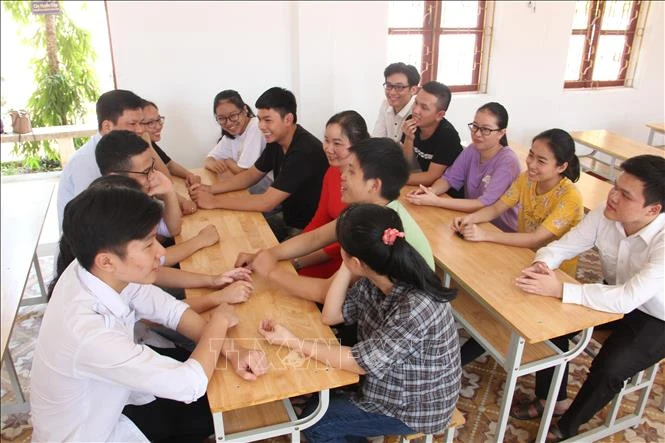 Thầy trò lớp 12A1 ở Hà Tĩnh chia sẻ với nhau về thành tích tại kỳ thi vừa qua. Ảnh: Hoàng Ngà - TTXVN
