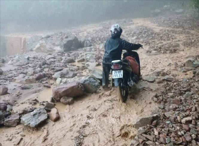 Sạt lở tại Km11+900 đường tỉnh 128, xã Làng Mô, huyện Sìn Hồ (Lai Châu). Ảnh: TTXVN phát