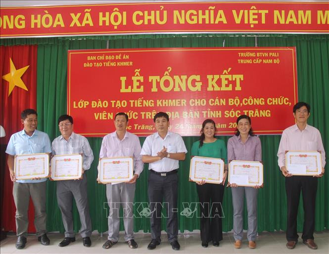 Tổng kết Đề án đào tạo tiếng Khmer cho cán bộ, công chức, viên chức. Ảnh: Chanh Đa-TTXVN ​