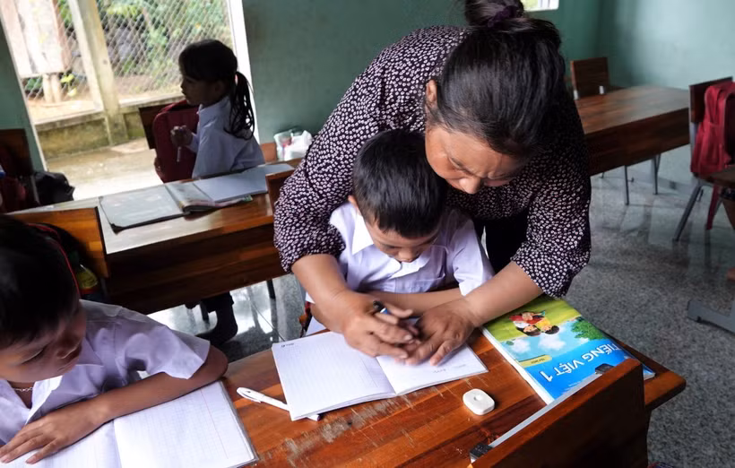 Cô giáo Trần Thị Phương trong giờ lên lớp tại Trường Phổ thông dân tộc bán trú tiểu học . Ảnh: Quốc Khánh - TTXVN 