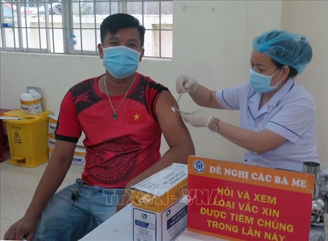 Người dân thành phố Tuy Hòa, tỉnh Phú Yên được tiêm vaccine COVID-19. Ảnh: Xuân Triệu - TTXVN 