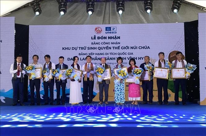 UBND tỉnh Ninh Thuận tặng Bằng khen cho các cá nhân thành tích xuất sắc trong quá trình xây dựng khu dự trữ sinh quyển thế giới Núi Chúa. Ảnh: Công Thử - TTXVN 