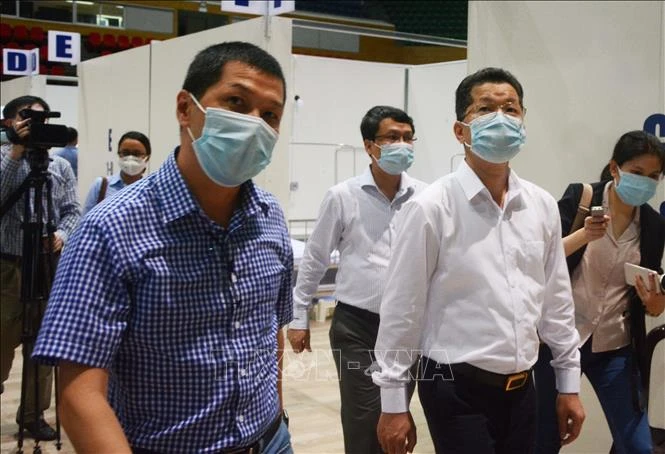 Phó Bí thư Thường trực Thành ủy Đà Nẵng Nguyễn Văn Quảng kiểm tra công trình Bệnh viện dã chiến tại Cung thể thao Tiên Sơn. Ảnh: Văn Dũng - TTXVN