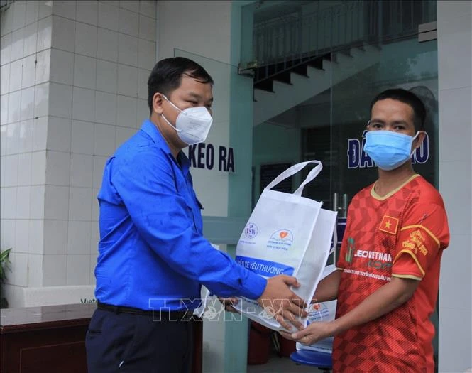 Tỉnh Đoàn Bình Dương trao quà tặng người dân cần hỗ trợ. Ảnh: TTXVN phát 
