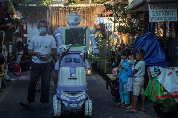 Ông Aseyanto vận hành robot Delta mà ông và một nhóm đã tạo ra từ các vật liệu gia dụng cũ. Ảnh : AP 