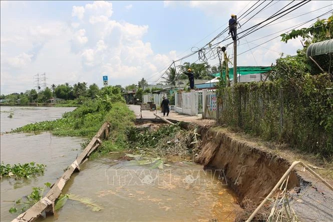 Sạt lở lớn ở nhiều nơi. Ảnh: Chương Đài - TTXVN