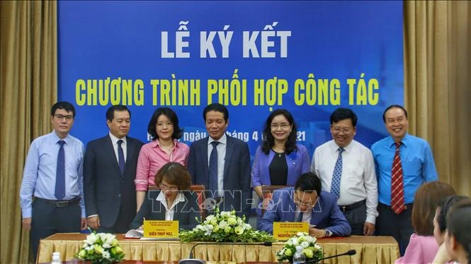Bà Kiều Thúy Nga, Giám đốc Thư viện Quốc gia Việt Nam và ông Nguyễn Nguyên, Cục trưởng Cục Xuất bản, In và Phát hành ký kết chương trình hợp tác. Ảnh: Tuấn Đức - TTXVN