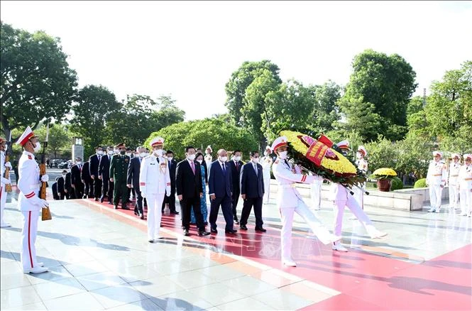 Lãnh đạo Đảng, Nhà nước dâng hoa tại Đài tưởng niệm các Anh hùng - Liệt sĩ. Ảnh: Phạm Kiên - TTXVN 