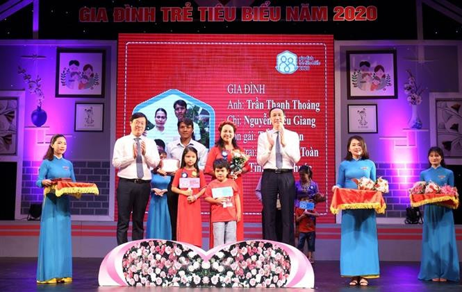 Tuyên dương các Gia đình trẻ tiêu biểu năm 2020. Ảnh: Văn Điệp - TTXVN 