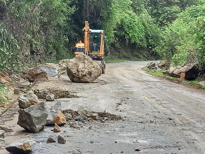 Vị trí đá lăn gây ác tắc giao thông trên Quốc lộ 279D. Ảnh: TTXVN phát 
