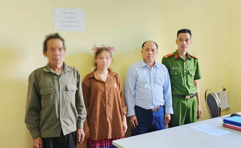 Công an xã Pu Sam Cáp, huyện Sìn Hồ và chính quyền xã bàn giao cháu Hầu Thị L. cho gia đình. Ảnh: Công an Lai Châu cung cấp
