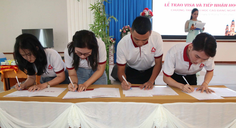 Ngày 12/7/2022, Sở Lao động - Thương binh và Xã hội tỉnh Trà Vinh phối hợp với Sở Giáo dục và Đào tạo tỉnh, Công ty Cổ phần đầu tư phát triển SHB tổ chức Lễ trao visa cho 4 học viên chuẩn bị đi du học Cao đẳng nghề tại Cộng hòa Liên bang Đức; đồng thời tổ