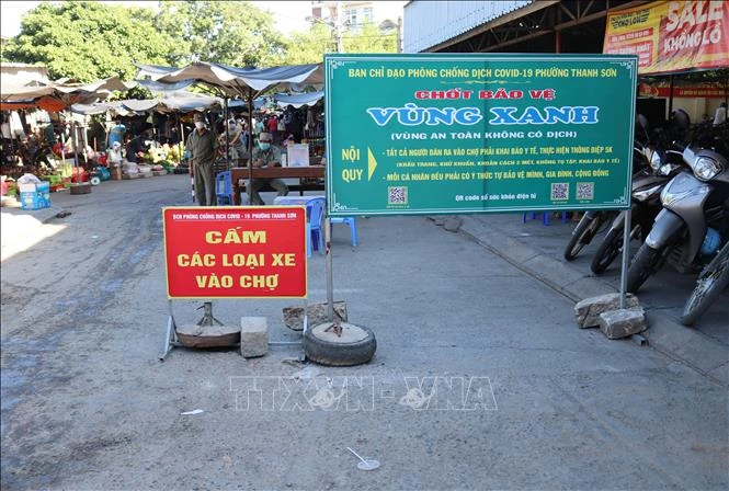 Chốt kiểm soát “vùng xanh” tại chợ Thanh Sơn (phường Thanh Sơn, thành phố Phan Rang – Tháp Chàm). Ảnh: Nguyễn Thành – TTXVN 
