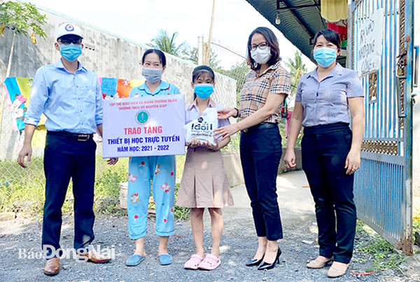 Phòng Giáo dục và Đào tạo huyện Trảng Bom (Đồng Nai) trao điện thoại thông minh để học trực tuyến cho học sinh có hoàn cảnh khó khăn. Ảnh: baodongnai.com.vn