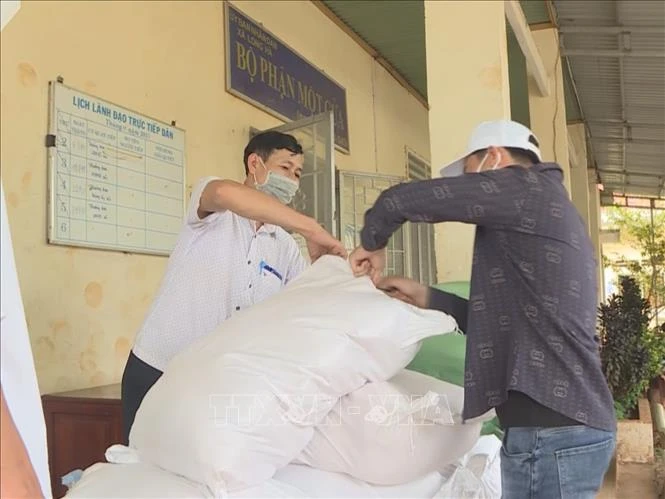 Phát gạo cho hộ nghèo. Ảnh: TTXVN phát 