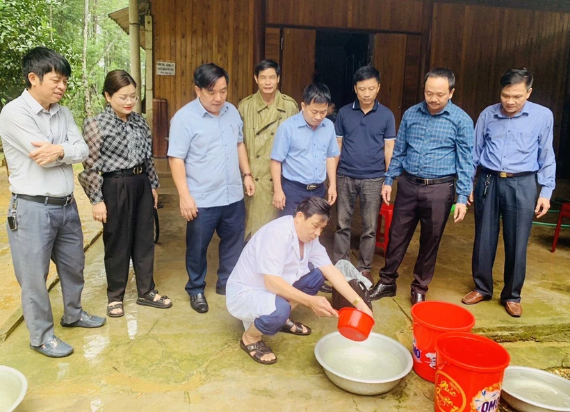 Trung tâm Kiểm soát Bệnh tật Hà Tĩnh kiểm tra và xử lý nước sạch cho hộ dân ở huyện Hương Khê. Ảnh: Công Tường-TTXVN
