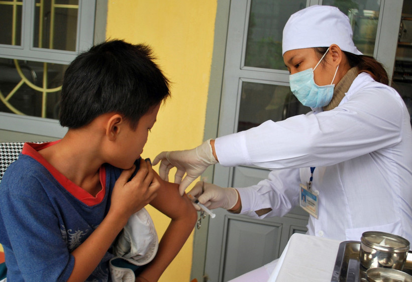 Cán bộ trạm y tế xã Minh Xuân, huyện Lục Yên (Yên Bái) tiêm phòng cho học sinh trên địa bàn. Ảnh: Tiến Khánh – TTXVN