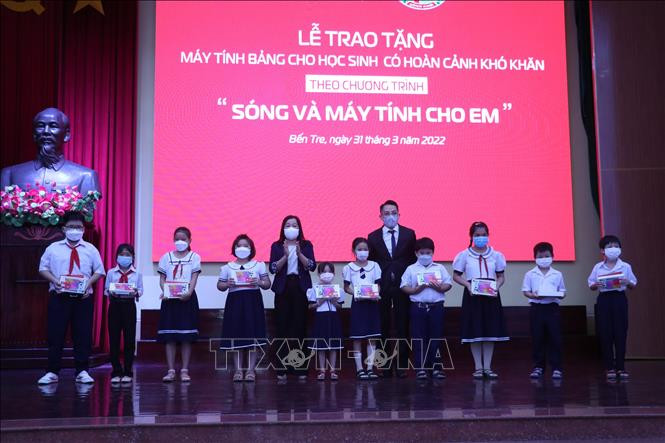 Trao máy tính bảng kèm sim 4G cho học sinh có hoàn cảnh khó khăn. Ảnh: Chương Đài - TTXVN 