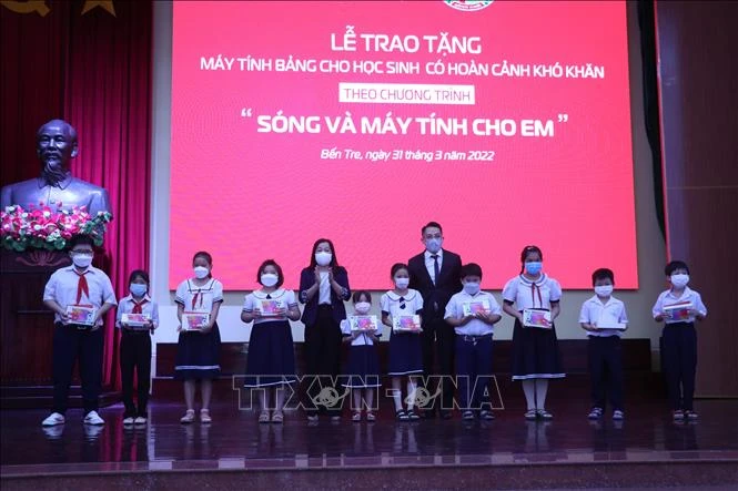 Trao máy tính bảng kèm sim 4G cho học sinh có hoàn cảnh khó khăn. Ảnh: Chương Đài - TTXVN 