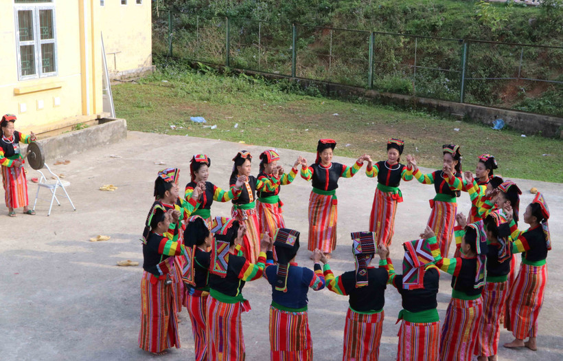 Bà con đồng bào người Cống ở vùng tái định cư bản Xám Láng, xã Nậm Khao, huyện Mường Tè giữ gìn bản sắc dân tộc. Ảnh: Nguyễn Oanh-TTXVN. 