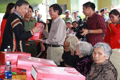 Tặng quà cho người có công. Ảnh : thoibaotaichinhvietnam.vn
