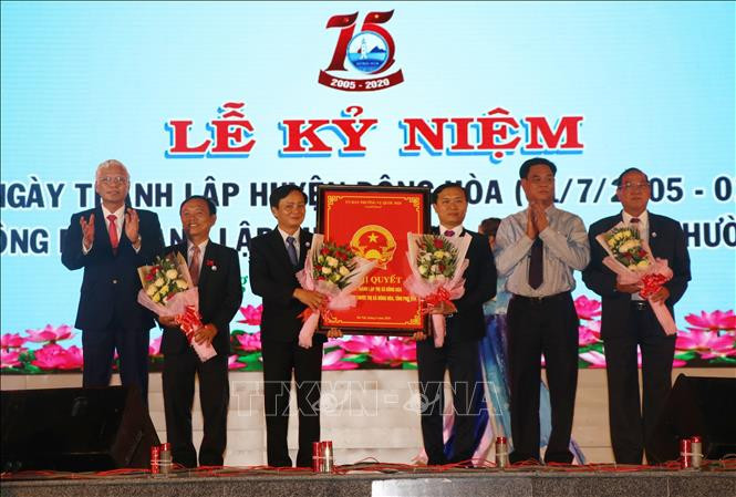Lãnh đạo Tỉnh ủy Phú Yên trao Nghị quyết của Ủy ban Thường vụ Quốc hội về việc thành lập thị xã Đông Hòa cho lãnh đạo thị xã Đông Hòa. Ảnh: Phạm Cường - TTXVN