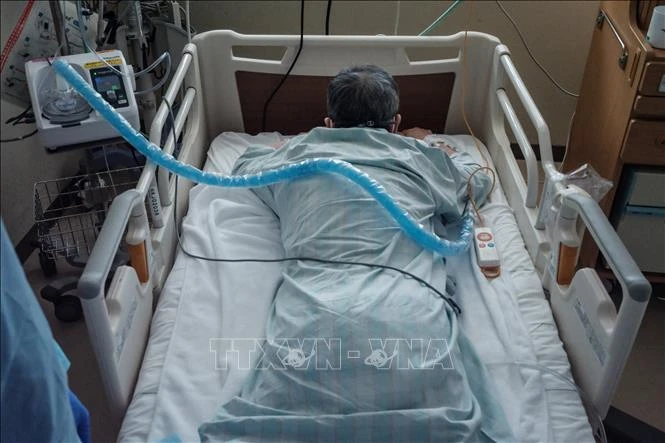 Bệnh nhân COVID-19 được điều trị. Ảnh: AFP/TTXVN 