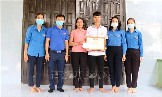 Em Cao Anh Vũ xứng đáng là tấm gương sáng được tuyên dương, khen thương và lan tỏa tinh thần sống đẹp, sống có ích trong tầng lớp thanh thiếu nhi. Ảnh: TTXVN phát