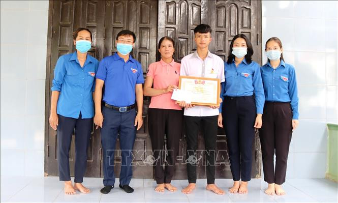 Em Cao Anh Vũ xứng đáng là tấm gương sáng được tuyên dương, khen thương và lan tỏa tinh thần sống đẹp, sống có ích trong tầng lớp thanh thiếu nhi. Ảnh: TTXVN phát