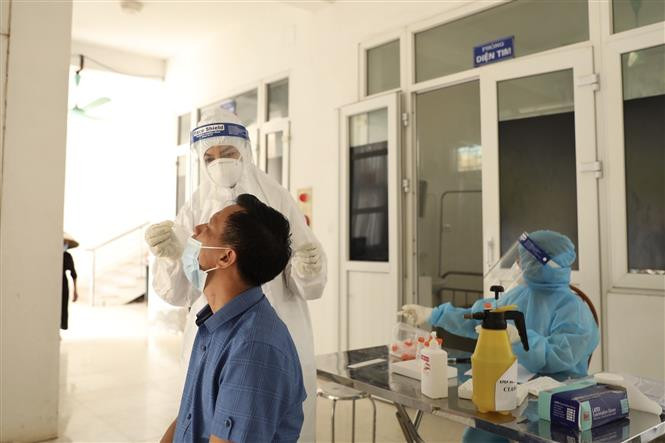Ngày 7/7/2021, Trung tâm y tế huyện Mỹ Đức tiến hành lấy mẫu xét nghiệm cho các trường hợp liên quan đến ổ dịch xã An Mỹ. Ảnh: Minh Quyết - TTXVN 