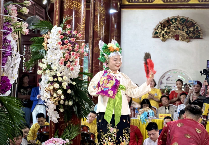 Trình diễn nghệ thuật hầu đồng tại đền Đông Cuông