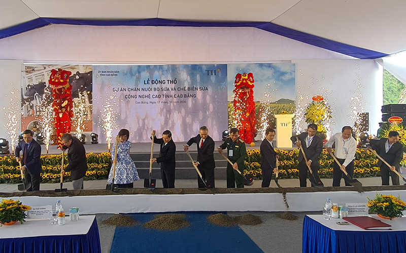 Các đại biểu động thổ dự án chăn nuôi bò sữa và chế biến sữa công nghệ cao.Ảnh :nhandan.com.vn