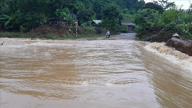 Mưa lũ gây thiệt hại người và tài sản. Ảnh: Hồng Ninh - TTXVN