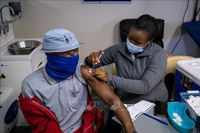 Nhân viên y tế tiêm vaccine phòng COVID-19 cho người dân tại Johannesburg, Nam Phi, ngày 8/12/2021. Ảnh: AFP/ TTXVN 