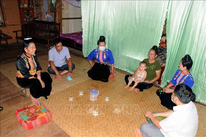 Cán bộ xã Chiềng Ơn tuyên truyền, vận động nhân dân tích cực tham gia xây dựng đời sống văn hóa tại khu dân cư. Ảnh: Quang Quyết-TTXVN 