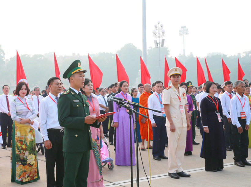 Đại uý Vũ Văn Cường, sỹ quan Đồn Biên phòng Pa Thơm (Bộ đội Biên phòng tỉnh Điện Biên) thay mặt các đại biểu báo công với Bác. Ảnh: Phương Hoa – TTXVN