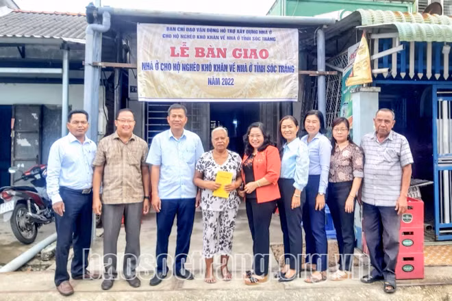 Lễ bàn giao nhà cho hộ bà Châu Thị Tư, ngụ ấp Bưng Tróp A, xã An Hiệp, huyện Châu Thành (tỉnh Sóc Trăng) cuối tháng 9/2022. Ảnh: baosoctrang.org.vn