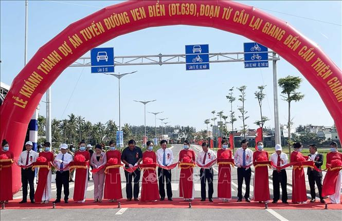 Các đại biểu cắt băng khánh thành Tuyến đường ven biển ĐT.639, đoạn từ cầu Lại Giang đến cầu Thiện Chánh. Ảnh: Kha Phạm – TTXVN.