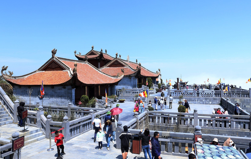 Khách du lịch đến tham quan, ngắm cảnh, chiêm bái tại khu du lịch tâm linh, đường lên đỉnh Fansipan (Lào Cai). Ảnh: Quốc Khánh. -TTXVN 