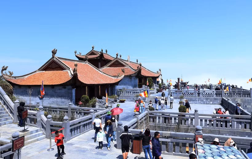 Khách du lịch đến tham quan, ngắm cảnh, chiêm bái tại khu du lịch tâm linh, đường lên đỉnh Fansipan (Lào Cai). Ảnh: Quốc Khánh. -TTXVN 
