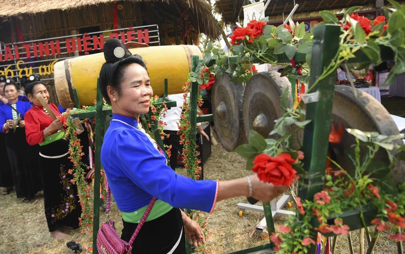 Du khách trải nghiệm Không gian Văn hóa vùng cao. Ảnh: Xuân Tư - TTXVN 