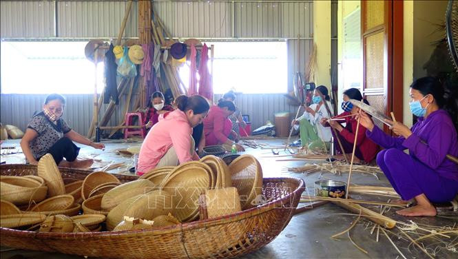 Hợp tác xã Mây tre đan Bao la xã Quảng Phú giải quyết việc làm cho nhiều lao động địa phương. Ảnh: Tường Vi - TTXVN 
