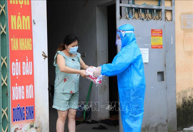 Hỗ trợ thực phẩm cho công nhân lao động trong khu phong tỏa khu phố Thượng, phường Khắc Niệm, thành phố Bắc Ninh. Ảnh: Thanh Thương- TTXVN